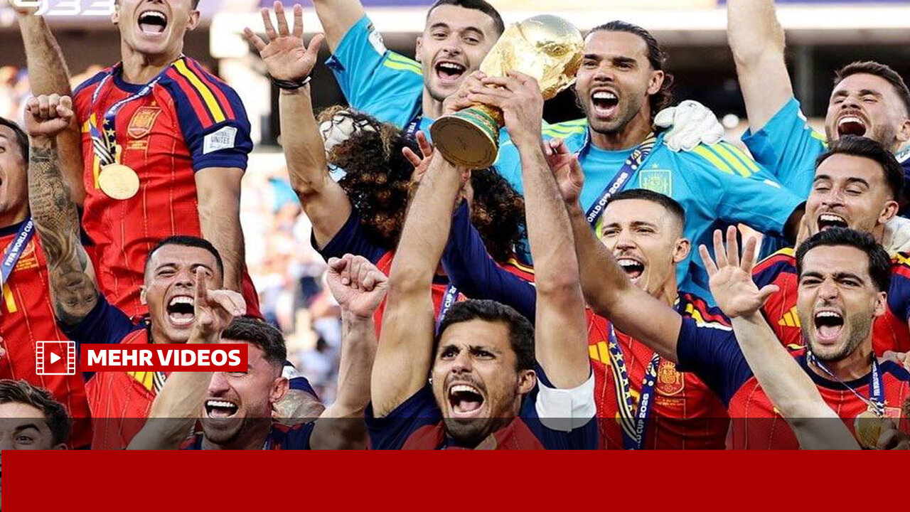 لحظه بالا بردن جام‌ قهرمانی جام جهانی ۲۰۲۶ توسط بازیکنان اسپانیا