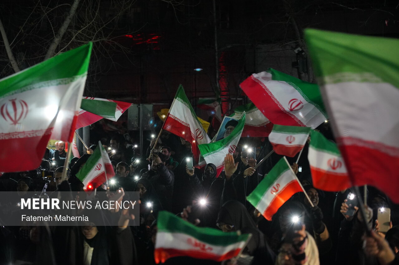 عزاداری مردم در سوگ رهبر شهید مقابل دانشگاه تهران