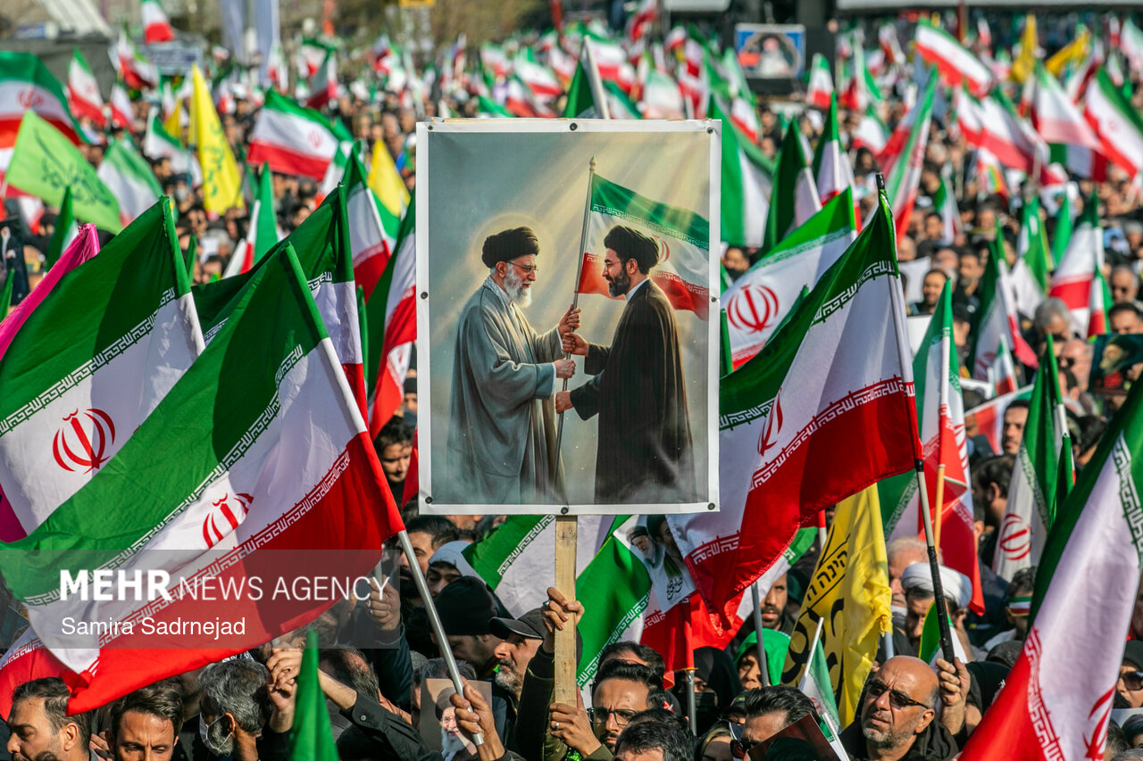 مراسم بیعت با سومین رهبر انقلاب اسلامی در تهران ـ ۱