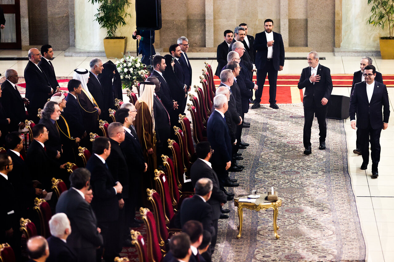 مراسم روز ملی جمهوری اسلامی "سلام سفیران" با حضور رئیس جمهور برگزار شد.