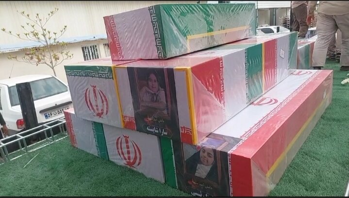 انتقال پیکر شهدای مظلوم دانش آموز میناب به محل تشییع