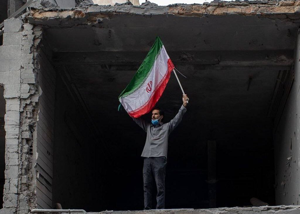 پرچم، تنها سقف پابرجا بر ویرانه‌های غیرت