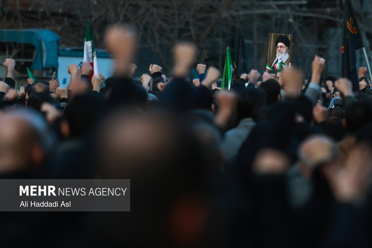 تجمع سوگواران رهبر شهید انقلاب در مقابل دانشگاه تهران-۱