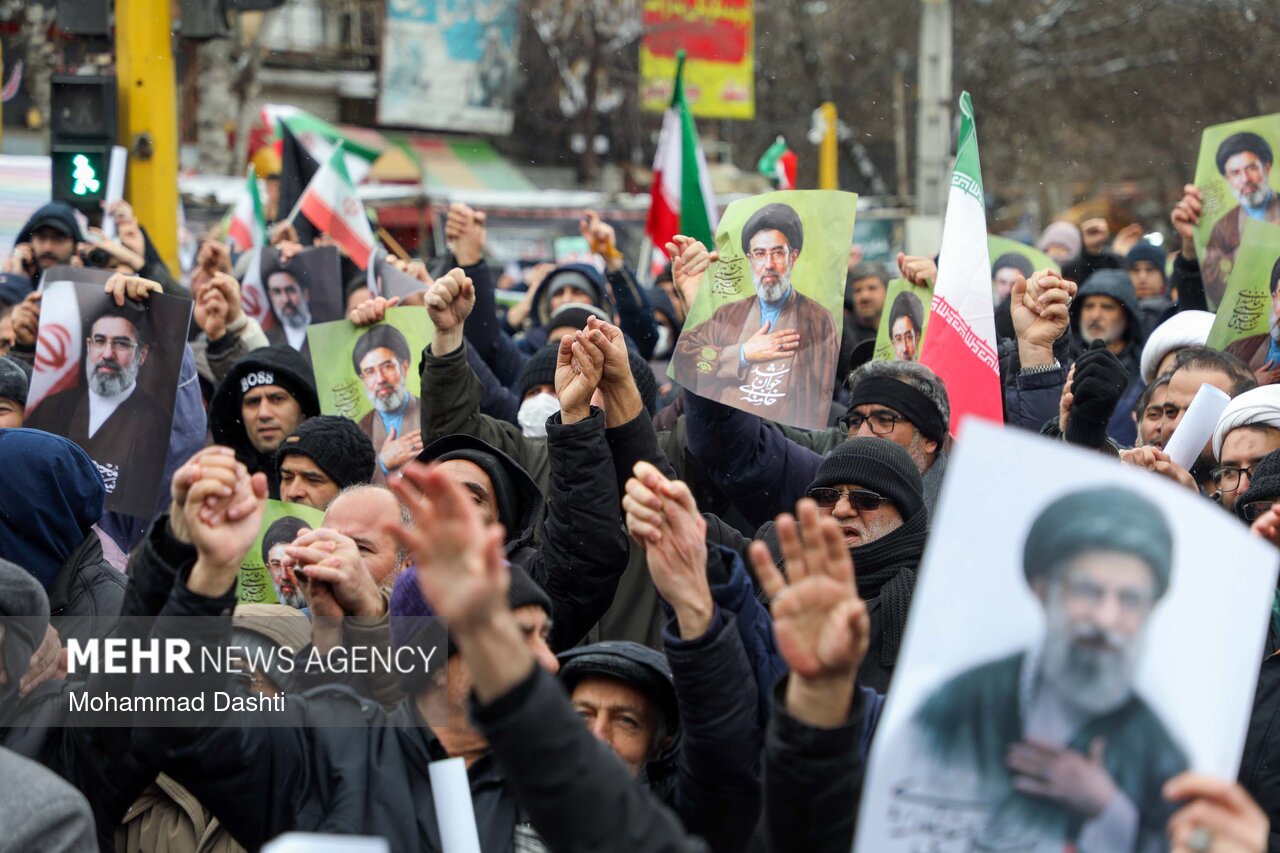 بیعت آملی ها زیر باران با رهبر سوم انقلاب اسلامی