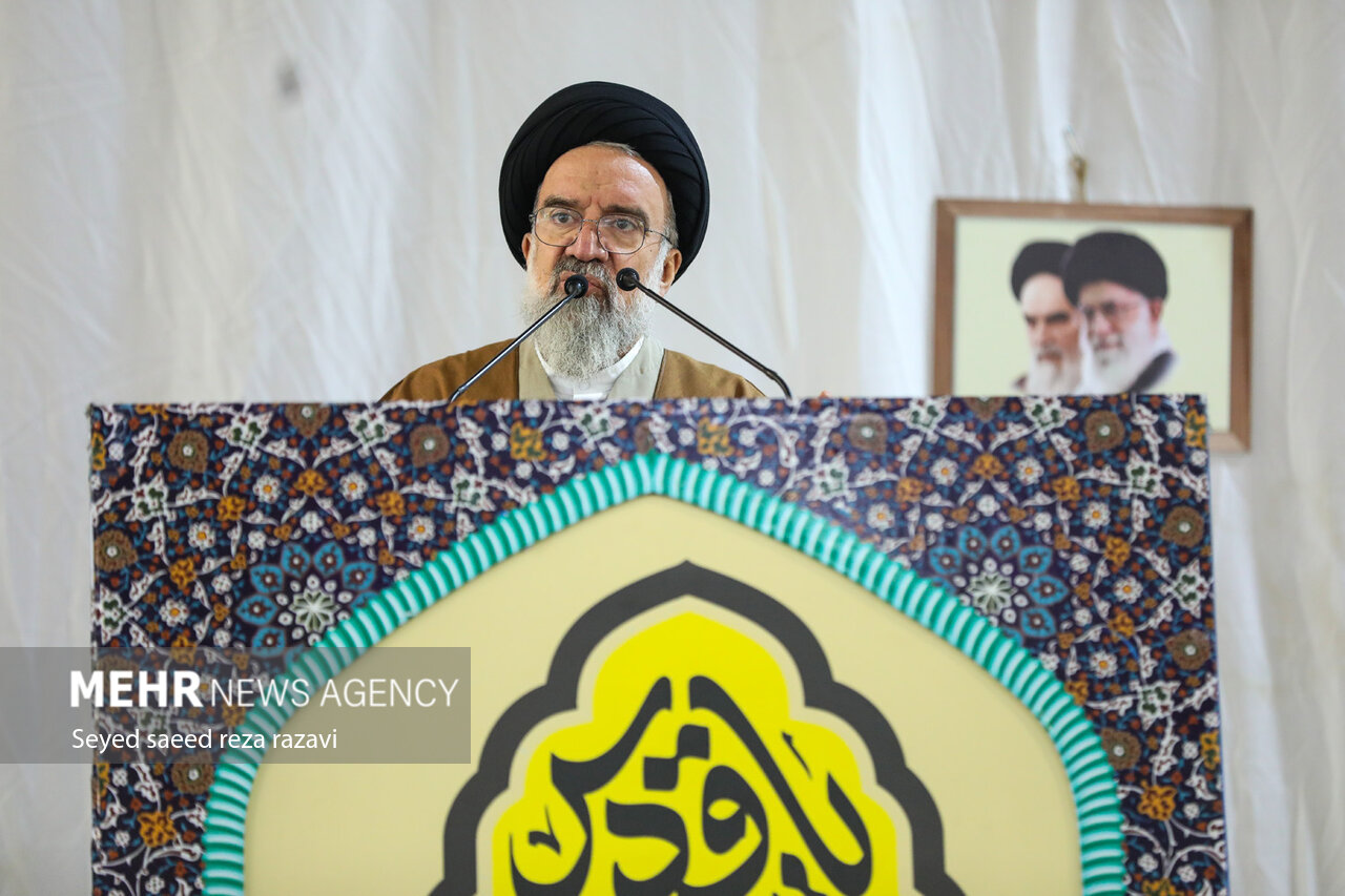 آیت‌الله خاتمی: اعتماد به خدا و اتکای به مردم ارکان مقابله با دشمن است