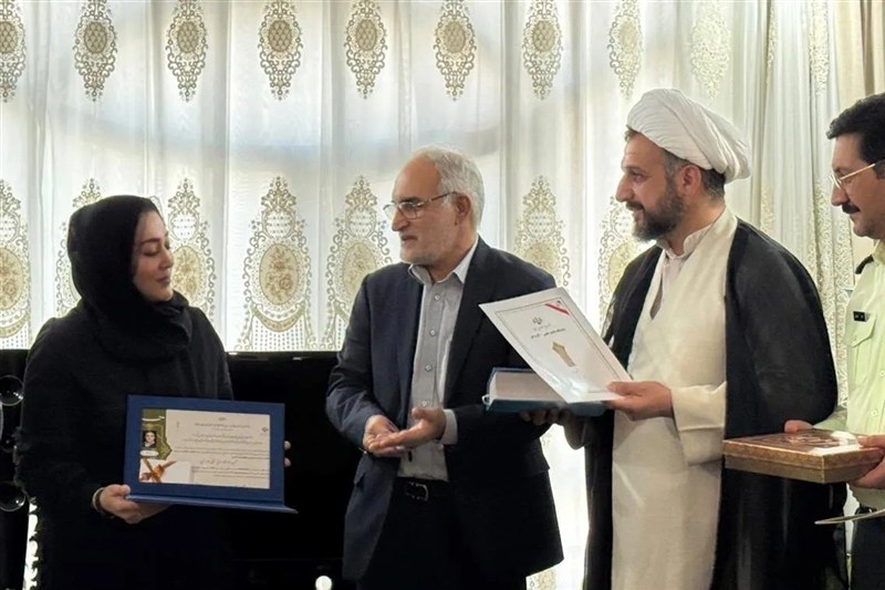 اهدای مدرک دانش‌آموختگی به خانواده دانشجوی شهید «عزیز سیفی آوارسین»