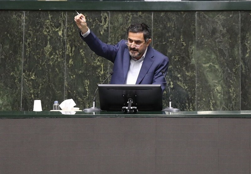 نماینده مجلس عکس مکرون و سران اروپا را به سطل زباله انداخت