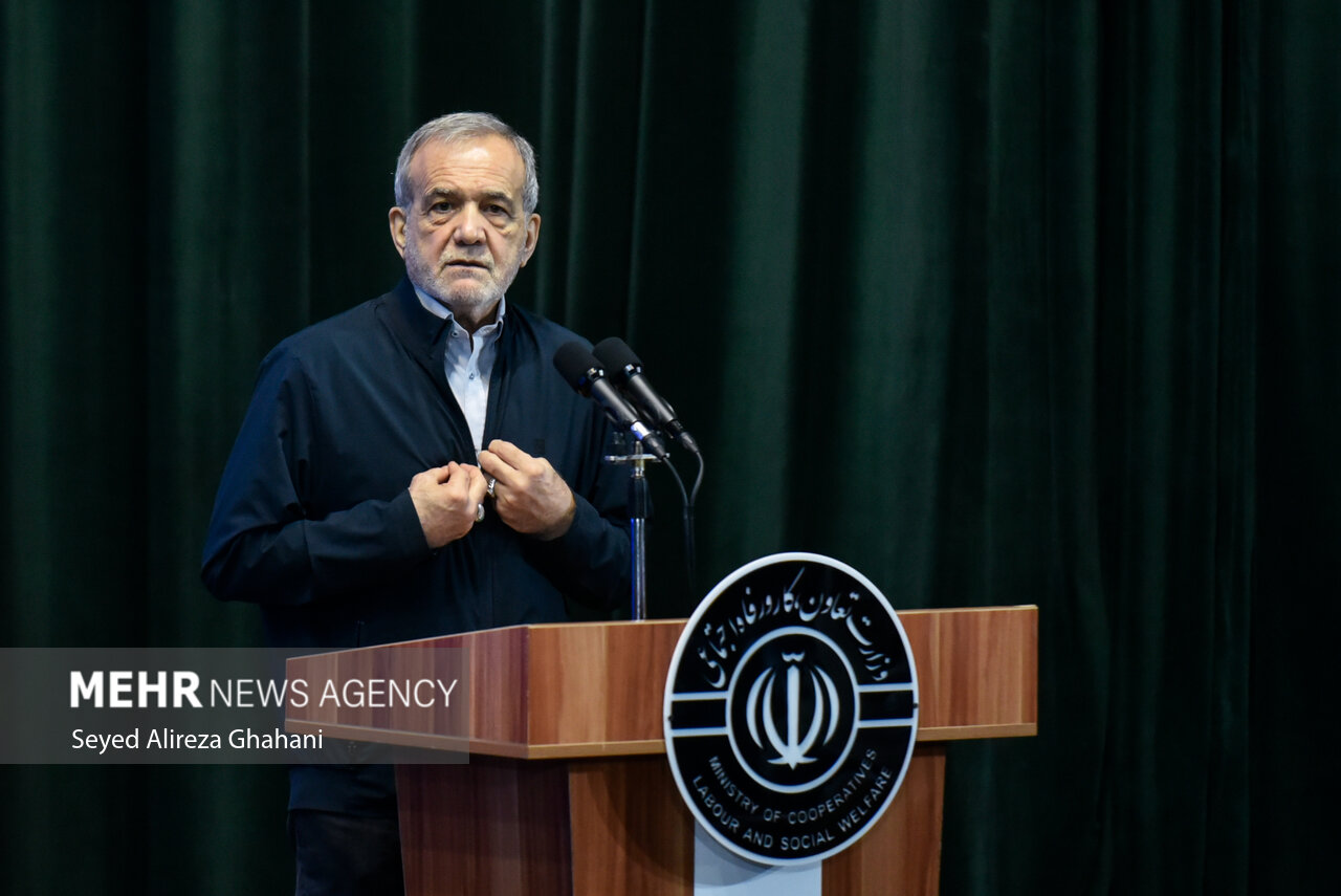 نشست صمیمی رئیس جمهور با بازنشستگان