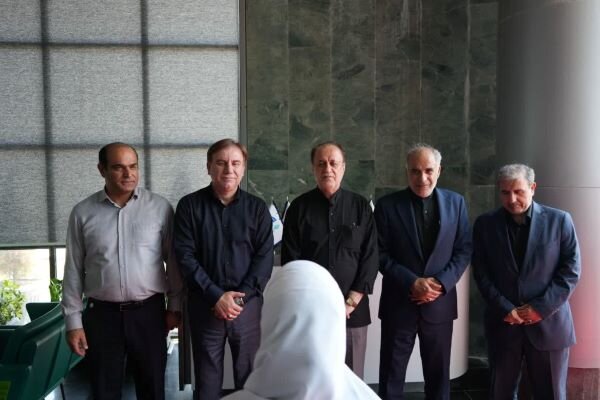 نائب رئیس مجلس به عسلویه سفر کرد؛ دیدار با خانواده شهدا
