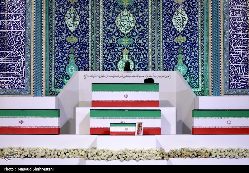 ببینید| ادای احترام حدادعادل و مقامات کشور به پیکر رهبر شهید