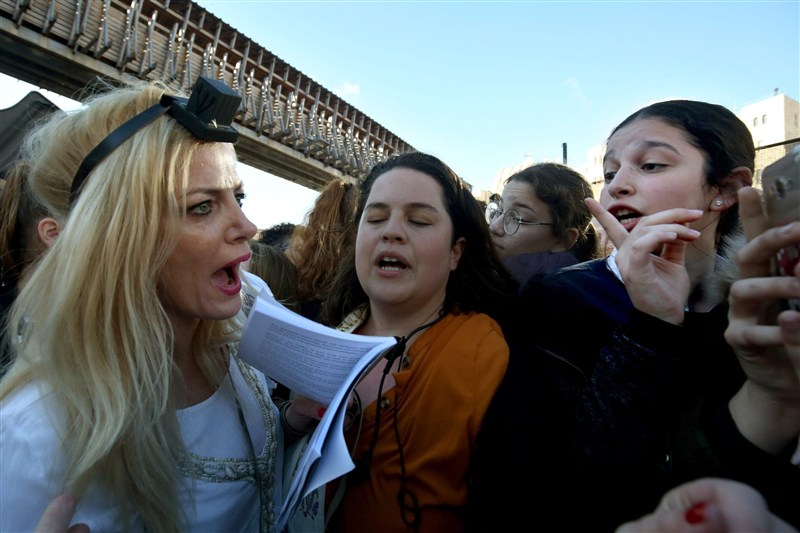 زنان صهیونیست پشت دیوار مسجدالاقصی به جان هم افتادند
