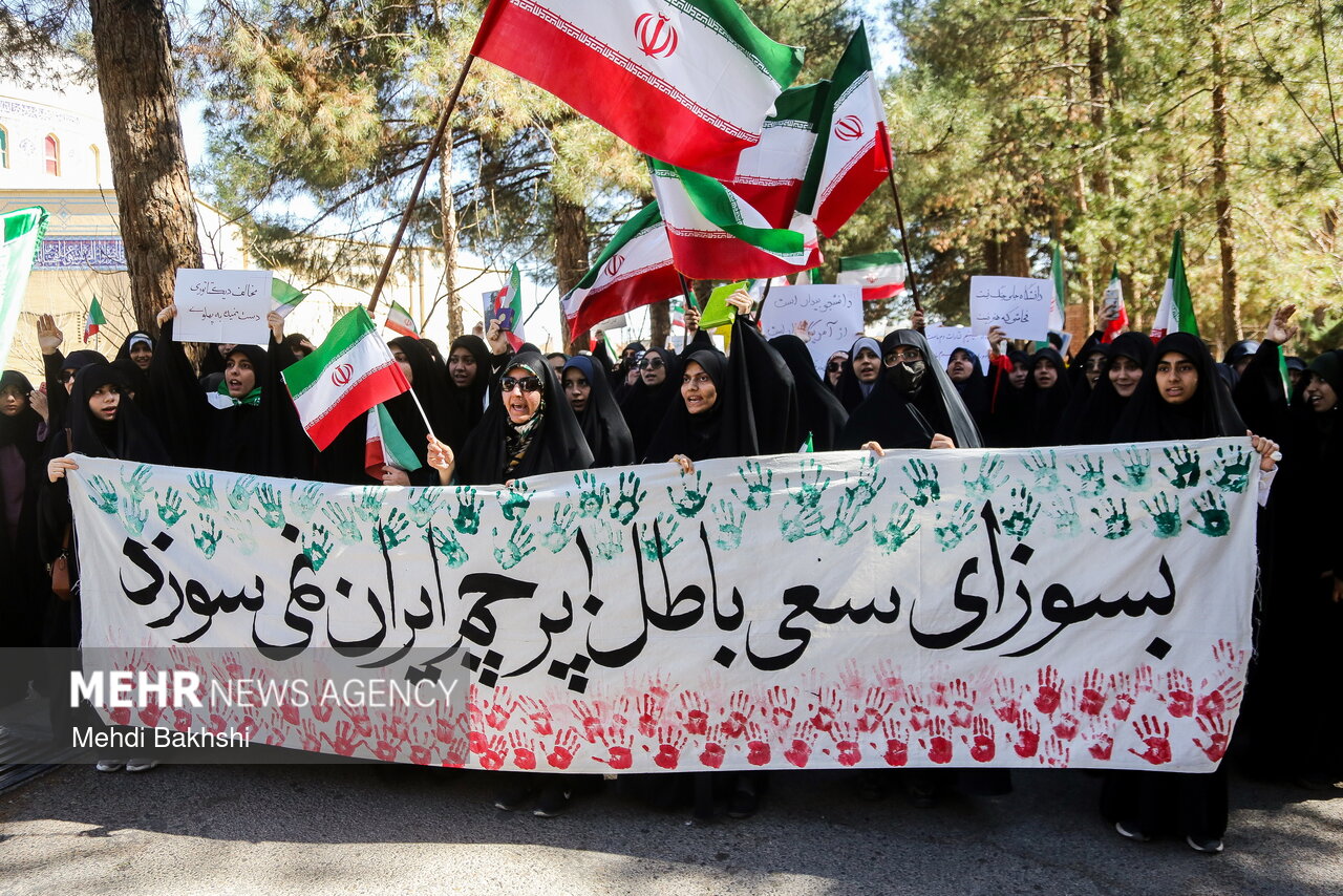 تجمع دانشجویان قمی در محکومیت اهانت به پرچم ایران