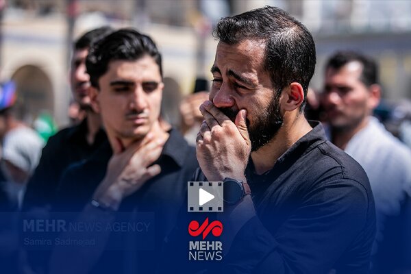 تصاویر پربازدید از بی‌تابی زائران برای امام شهید در مصلای امام خمینی
