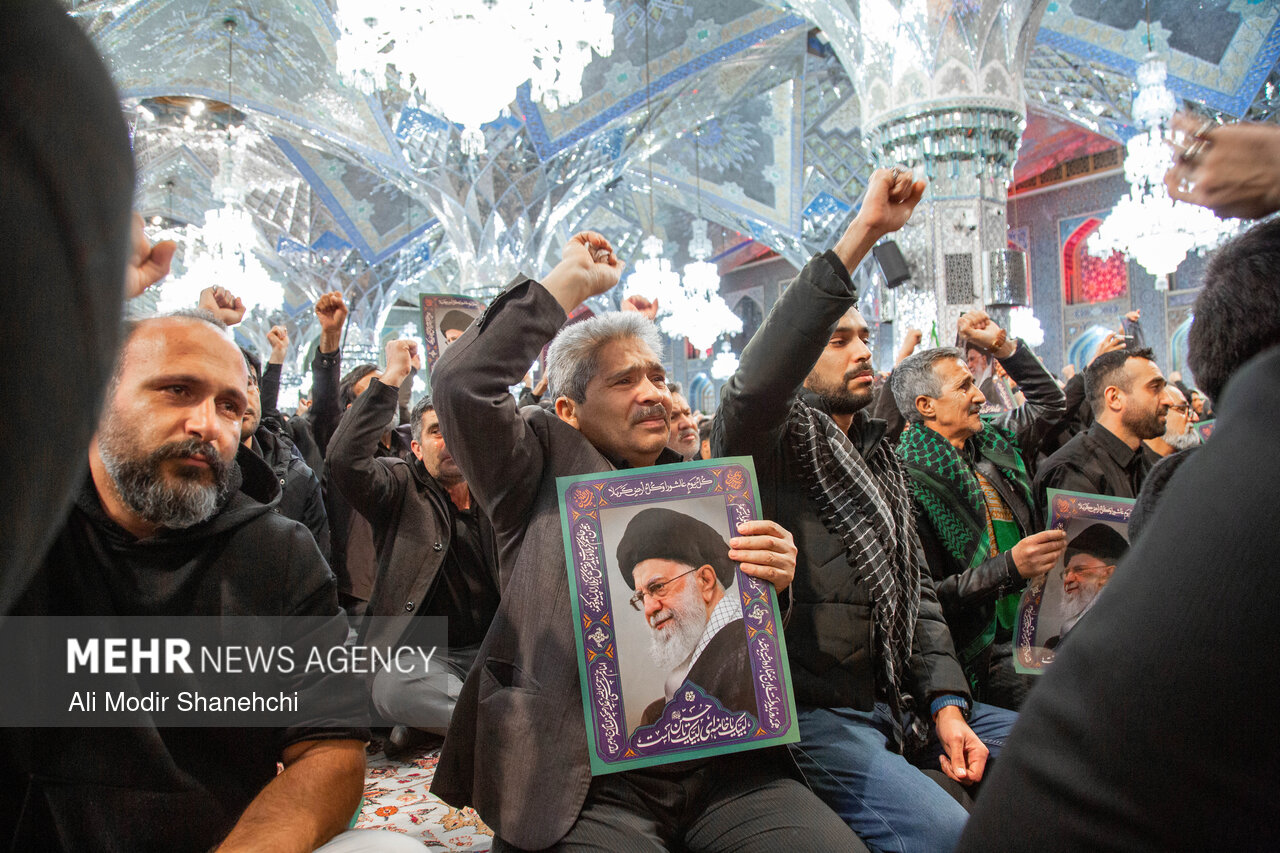 زائران رضوی سوگوار شهید و امام اُمت