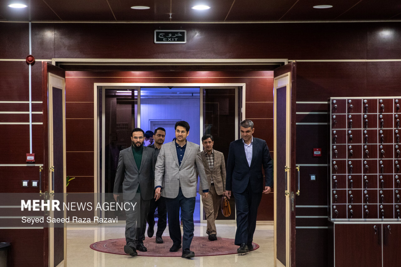 نشست صمیمی رئیس کل سازمان امور مالیاتی با خبرنگاران