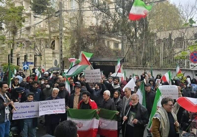 تجمع دانشجویان مقابل سفارت اسپانیا برای قدردانی از مواضع ملت اسپانیا