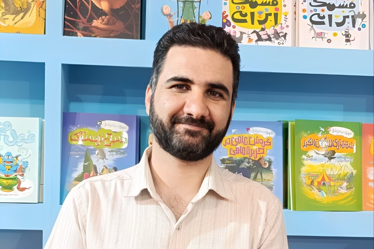 نویسندگان با نقد آثارشان رشد می‌کنند