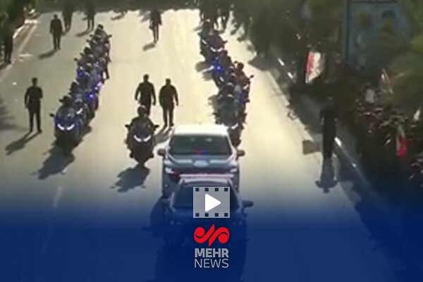 لحظه ورود خودروی حامل پیکر رهبر شهید در مسیر تشییع مردمی در نجف