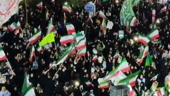 تجمع مردم بوشهر در میدان امام خمینی (ره)