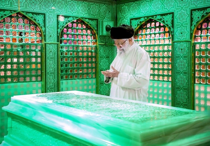 لباس و نشان خادمی امام رضا(ع) متعلق به رهبر شهید انقلاب