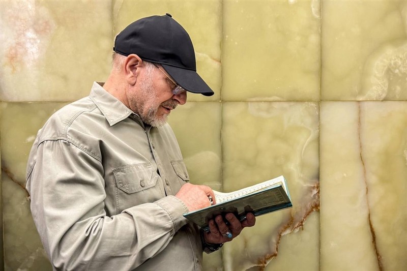 تشرف رئیس مجلس به زیارت مضجع شریف حضرت عباس (ع)