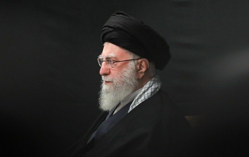 زیارت و دلدادگی رهبر شهید در حرم مطهر امام رضا(ع) 