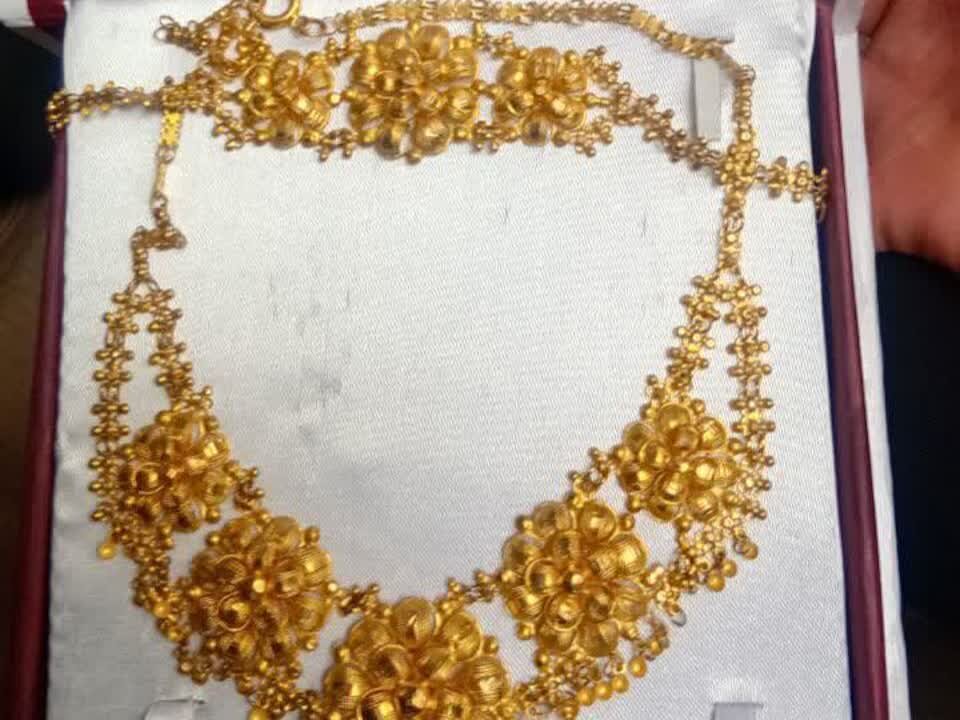 اهدای ۱۲۷ گرم طلا توسط بانوان مینابی برای حمایت از جبهه دفاع از وطن