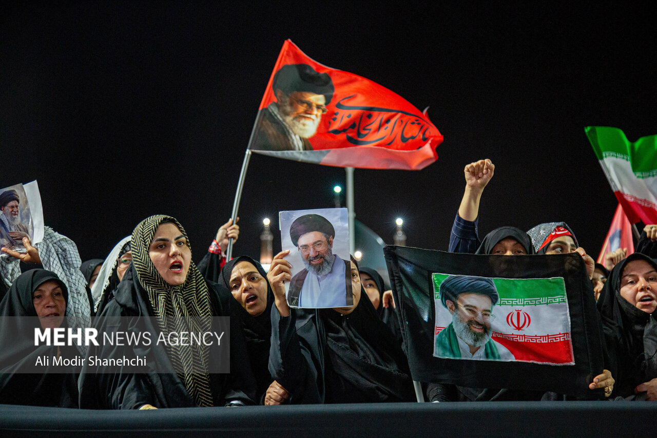 رجزخوانی میثم مطیعی در بزرگداشت رهبر شهید انقلاب در حرم رضوی