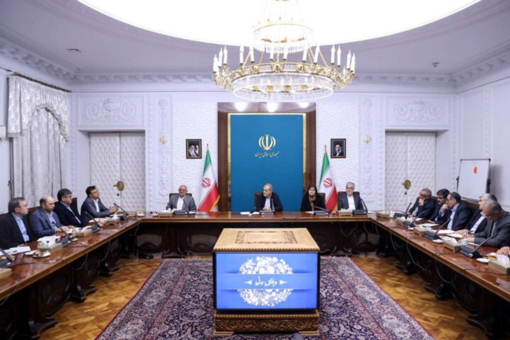 پزشکیان: رانندگان و مردم را با اصلاح الگوی مصرف آشنا کنید