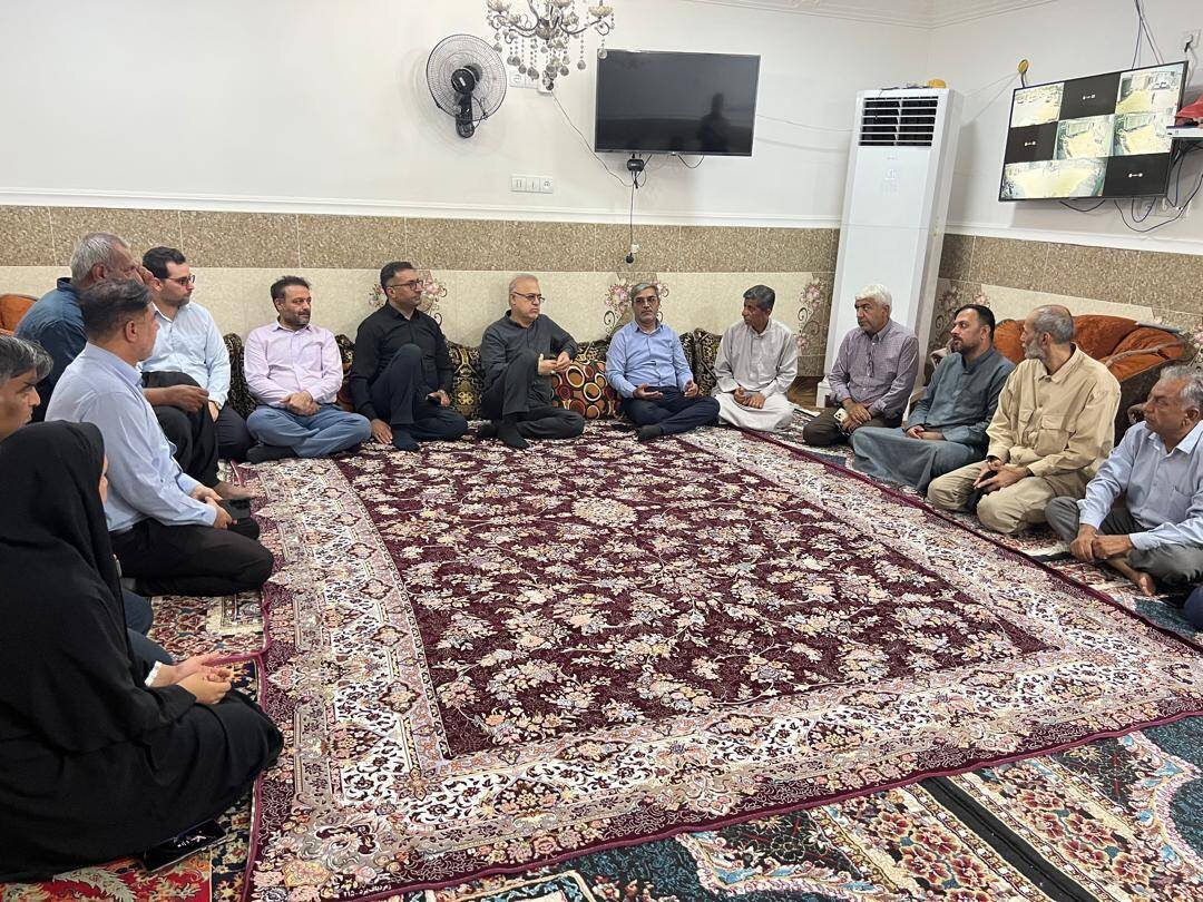 استاندار هرمزگان با خانواده سه شهید حمله آمریکا در خمیر دیدار کرد