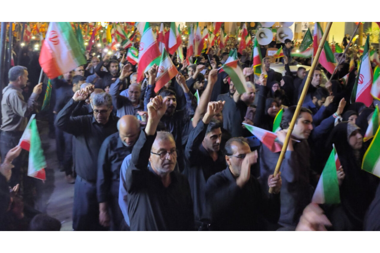شبی دیگر با اجتماع و راهپیمایی مردم بندرعباس در سوگ رهبر شهید انقلاب