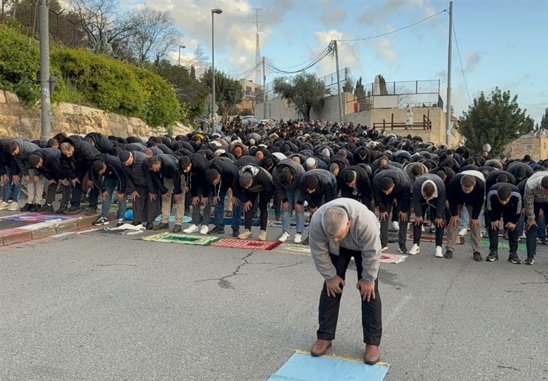 اقامه نماز عید فطر در اطراف مسجد الاقصی