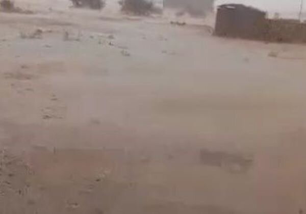 بارش باران و جاری‌شدن روان‌آب در روستای پشت‌پر دشتستان