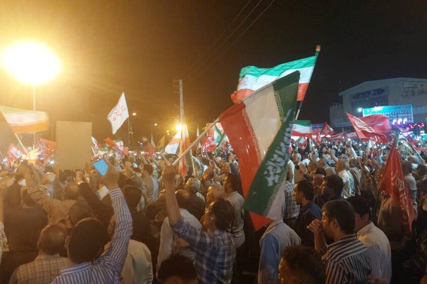 تجمع شبانه مردم در برازجان؛ طنین شعار «بزن که خوب می‌زنی»
