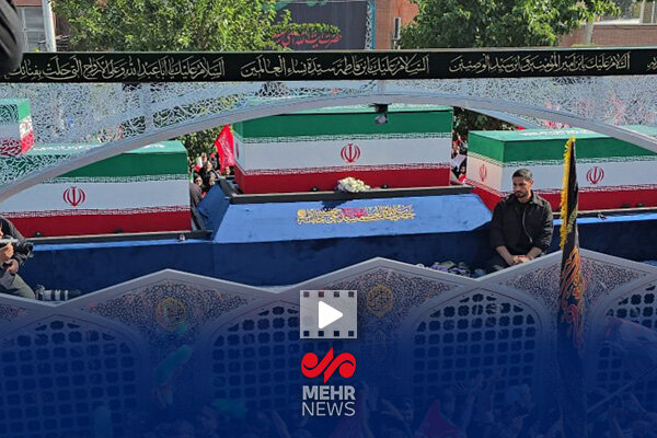 حرکت خودرو حامل پیکر مطهر رهبر شهید در میان سیل انبوه جمعیت