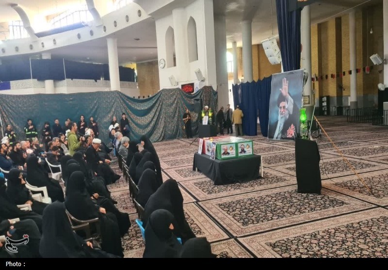 وداع خانواده شهید لاریجانی با پیکر پاک شهید و فرزندش در مصلی قم