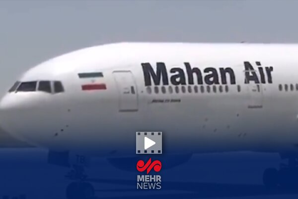 لحظه ورود هواپیمای حامل پیکر رهبر شهید انقلاب به مشهد