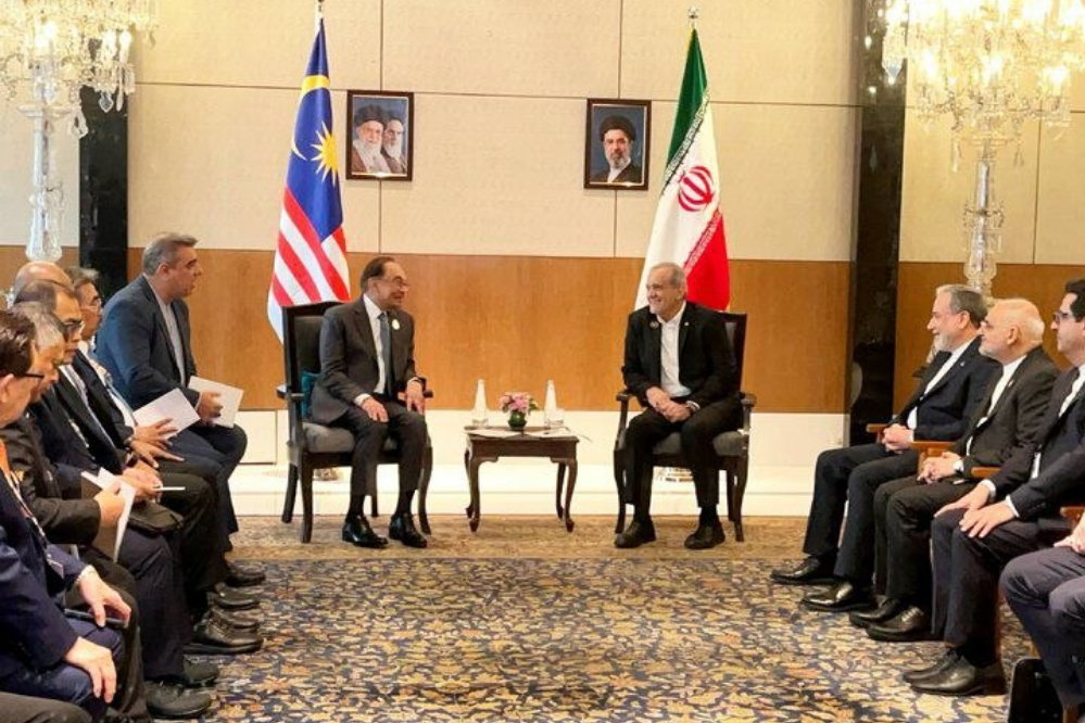 دیدار پزشکیان و نخست‌وزیر مالزی
