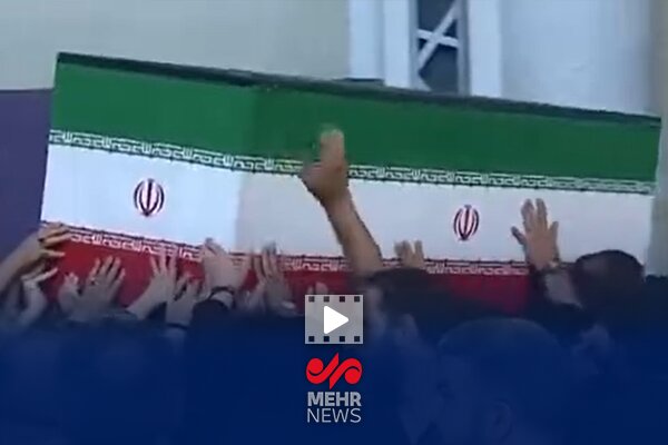 لحظات خروج پیکر رهبر شهید انقلاب پس از اقامه نماز از مصلی