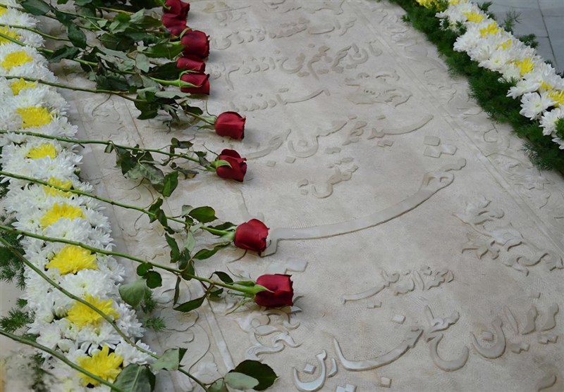 آیین گلباران مزار استاد شهریار برگزار شد