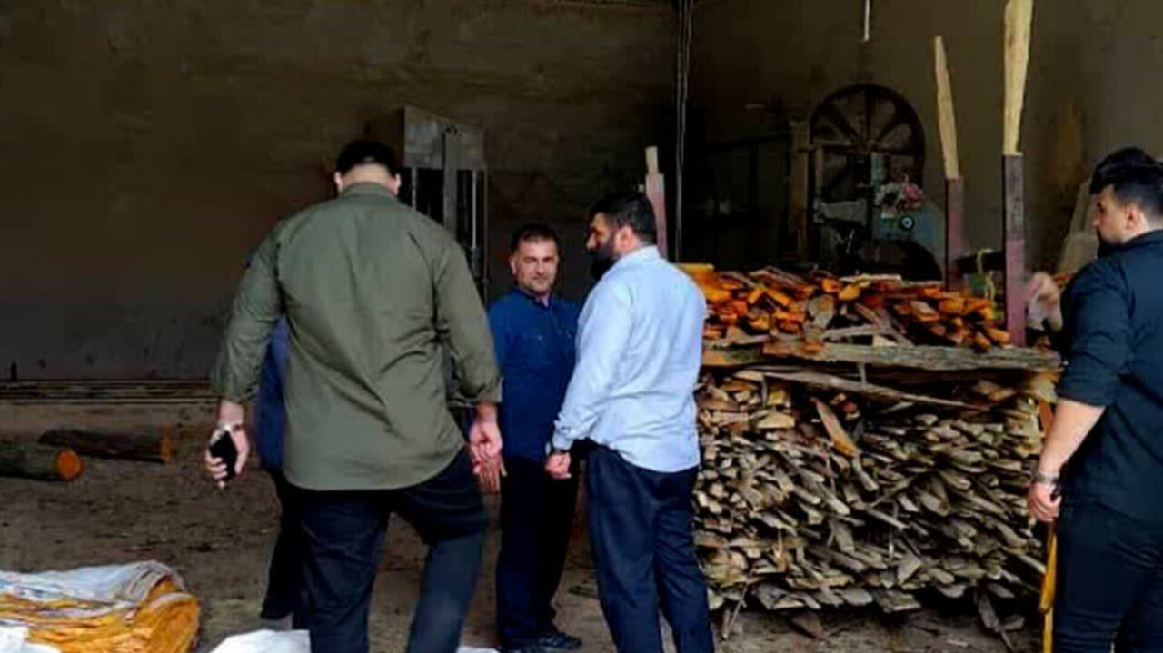 ۲ خریدار چوب قاچاق در آمل بازداشت شدند
