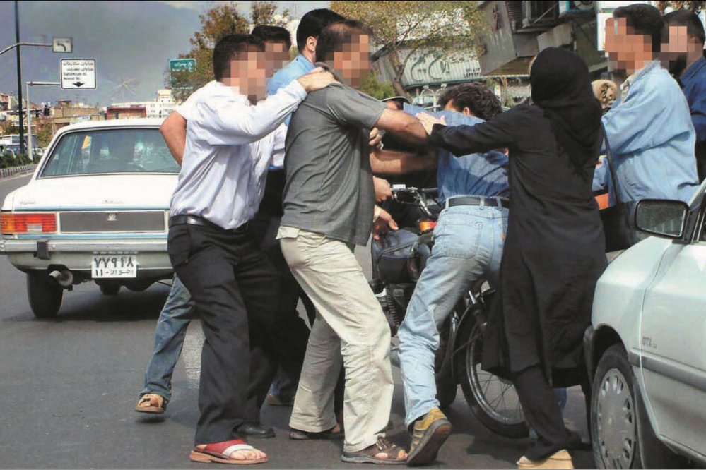 درگیری خیابانی دو راننده در تهران؛ راننده عصبانی گوش مرد میانسال را با دندان کند