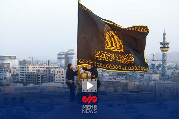 حال‌وهوای خادمان هنگام تعویض پرچم گنبد حرم امام رضا(ع)