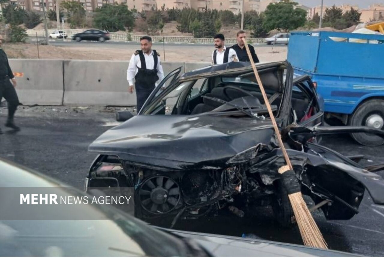 برخورد پژو ۴۰۵ با نیوجرسی در محور گیلاوند؛ سه نفر مصدوم شدند