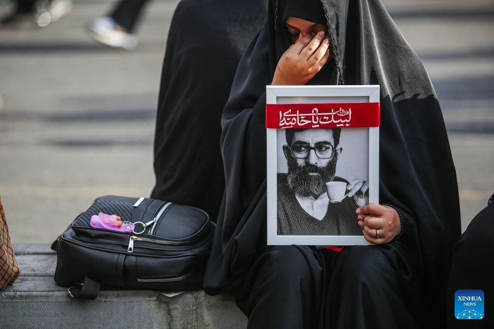 زائران در اطراف بلوار پیامبر(ص) قم ازحال و هوای مراسم تشییع گفتند