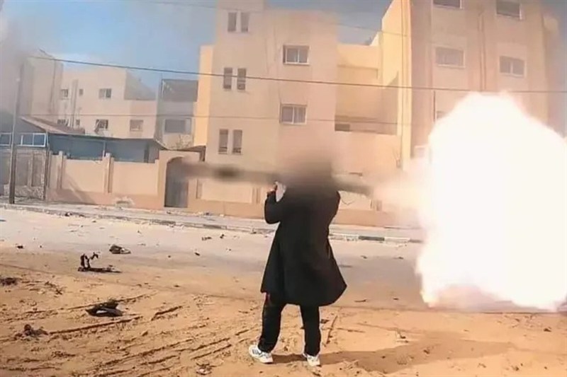خیابان‌های غزه زیر پای «زورو»/معمای مرد پالتوپوش آشکار شد