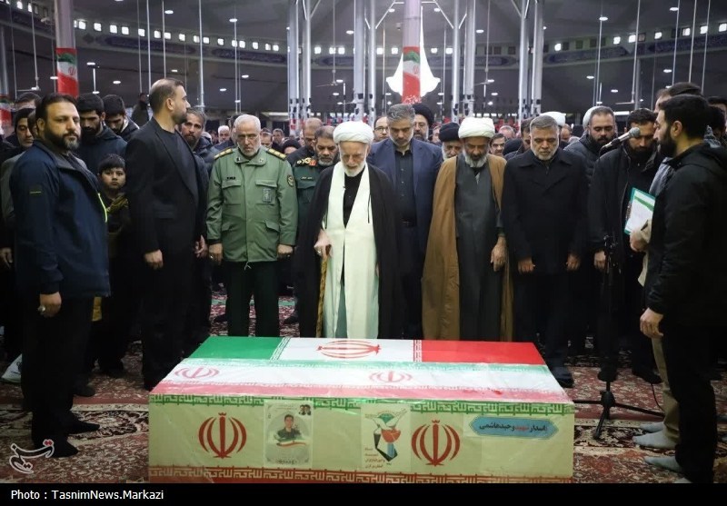 آیت‌الله دری نجف آبادی برپیکرمطهر فرمانده شهید سپاه نماز اقامه کرد+عکس