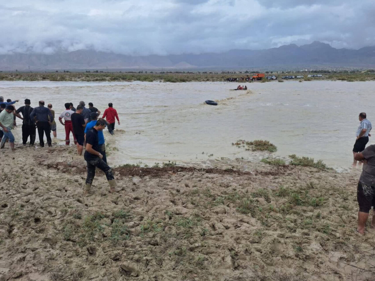نجات ۵ سرنشین خودرو از آبنمای بستک پس از ۹ ساعت عملیات پیچیده