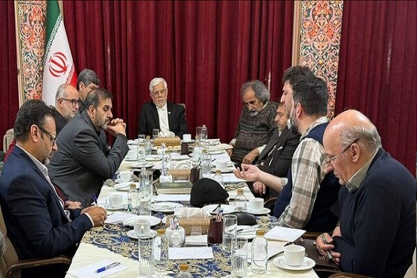 نشستی بین عارف و جمعی از جامعه شناسان درباره اتفاقات اخیر برگزار شد