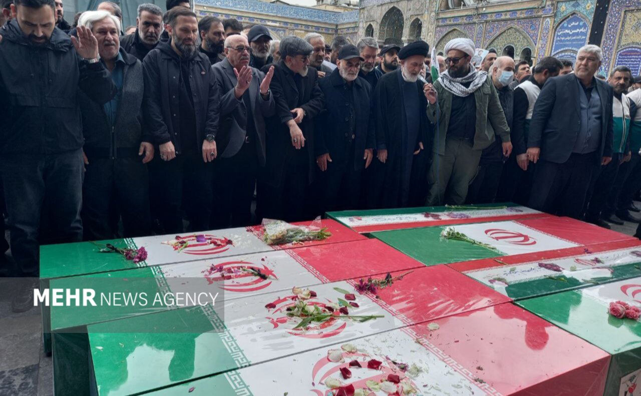 پیکر هشت شهید مقاومت و جنگ رمضان بر روی دستان مردم ری تشییع شد